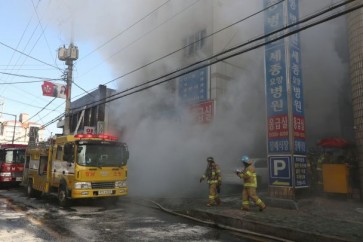 Smoke rises from a burning hospital in Miryang, South Korea, January 26, 2018.   Kim Dong-min/Yonhap via REUTERS   ATTENTION EDITORS - THIS IMAGE HAS BEEN SUPPLIED BY A THIRD PARTY. SOUTH KOREA OUT. NO RESALES. NO ARCHIVE.
