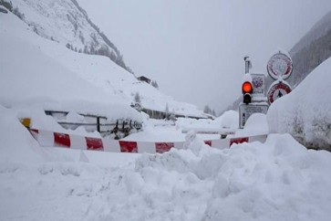 الثلوج تحاصر 9 آلاف سائح في منتجع سويسري