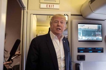 ترامب على متن الطائرة الرئاسية "إير فورس وان".