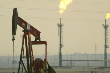 النفط يهبط ويتكبد أكبر خسارة أسبوعية في عامين