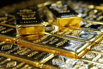 الذهب يرتفع مع تراجع الدولار قبل نشر بيانات أمريكية