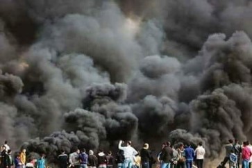سحب الدخان الأسود جراء اشعال الاطارات في المنطقة الحدودية في غزة في اطار احتجاجات مسيرة العودة