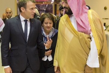 A handout picture provided by the Saudi Royal Palace on November 9, 2017, shows Saudi Crown Prince Mohammed bin Salman (R) receiving French President Emmanuel Macron in the capital Riyadh. / AFP PHOTO / Saudi Royal Palace / BANDAR AL-JALOUD / RESTRICTED TO EDITORIAL USE - MANDATORY CREDIT "AFP PHOTO / SAUDI ROYAL PALACE / BANDAR AL-JALOUD" - NO MARKETING - NO ADVERTISING CAMPAIGNS - DISTRIBUTED AS A SERVICE TO CLIENTS
