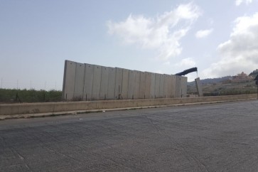 العدو الاسرائيلي استأنف بناء الجدار الاسمنتي صباحا