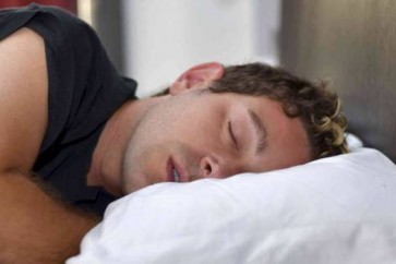 العلماء يكشفون كيفية النوم الصحيحة