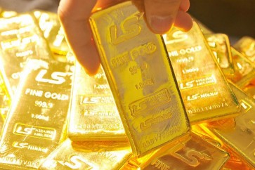 الذهب يتراجع مع تعافي الدولار من أدنى مستوياته