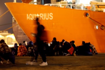 وصول اوائل المهاجرين على متن السفينة "اكواريوس" الى مرفأ فالنسيا الاسباني