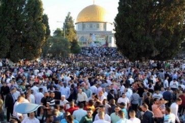 المقدسيون يؤدّون صلاة العيد ويطالبون برفع العقوبات عن غزة