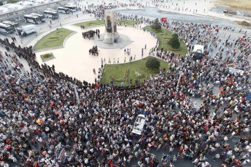 People shout anti-government slogans as they gather for a demonstration at Taksim Square in Istanbul June 29, 2013. REUTERS/Osman Orsal (TURKEY - Tags: CIVIL UNREST POLITICS)