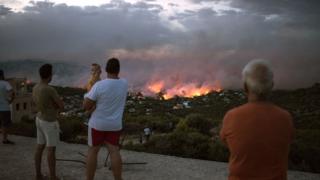 ارتفاع عدد قتلى حرائق الغابات في اليونان إلى 79 شخصاً