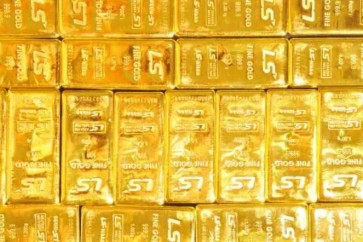 الذهب ينزل مع تعافي الدولار من أقل مستوى في 3 أسابيع