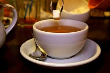 احذروا إضافة السكر إلى القهوة والشاي!