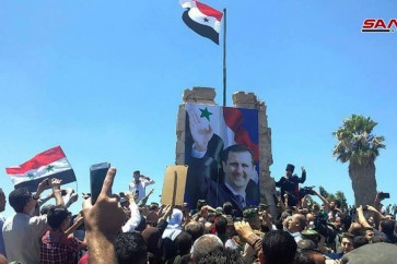 صورة لرفع علم الجمهورية العربية السورية في ساحة التحرير بمدينة القنيطرة المحررة.