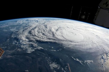 علماء يسعون لدراسة عين الإعصار لتحسين فرص التنبؤ بكثافته