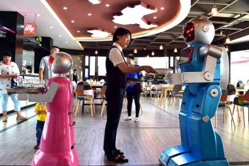مطاعم تستعين بالروبوتات في الصين