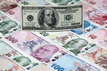 العملة التركية تنخفض وأمريكا تحذر من عقوبات جديدة