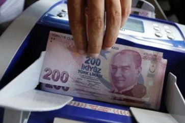 الليرة التركية تنخفض مقابل الدولار وتمحو مكاسب رفع الفائدة