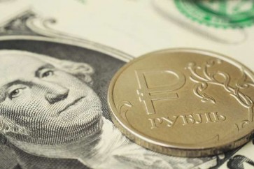 الروبل يعوض بعض خسائره أمام الدولار