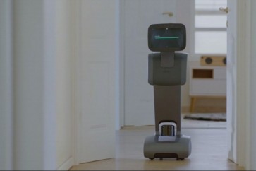 روبوت يتابع صاحبه في جميع أنحاء المنزل