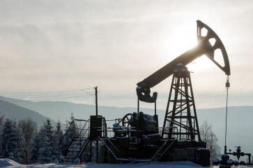 النفط يغلق على ارتفاع مع صعود أسواق الأسهم وتلميح سعودي إلى التدخل لدعم الأسعار