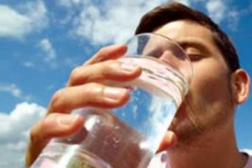 ما هي مخاطر زيادة شرب الماء على الصحة؟