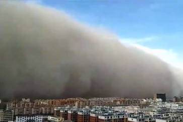 مشهد مرعب لعاصفة رملية تجتاح مدينة بأكملها في الصين!