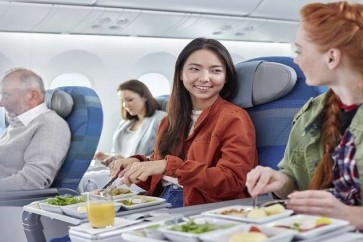 طيار يكشف حقيقة مروعة حول وجبات طعام المسافرين