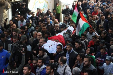 الفلسطينيون يشعيون جثمان الشهيدة الترامسي
