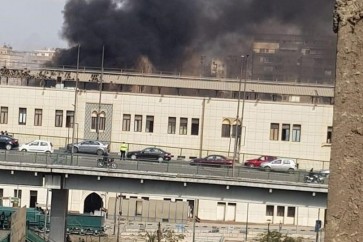 حريق هائل بمحطة قطار العاصمة المصرية بعد اشتعال النيران بأحد الجرارات