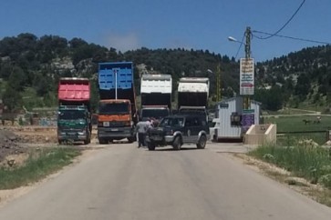 اعتصام لسائقي الشاحنات على طريق فنيدق الهرمل