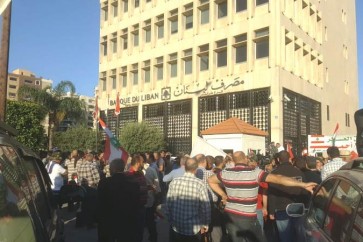 العسكريون المتقاعدون أقفلوا مداخل مصرف لبنان في طرابلس