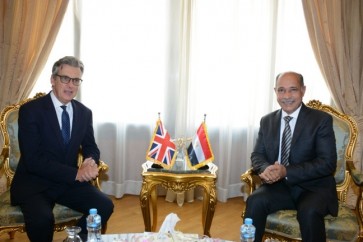 وزير الطيران المدني المصري وسفير بريطانيا لدى القاهرة