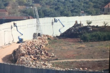 قوات الاحتلال استأنفت اعمال تركيب سياج شبك فوق الجدار الاسمنتي مقابل كفركلا