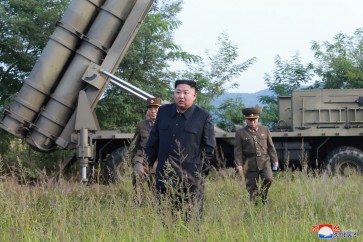 كيم يشرف على تجربة اطلاق راجمة صواريخ