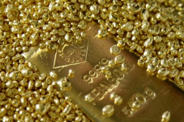 الذهب ينزل بفعل قوة الدولار وبيانات صينية إيجابية