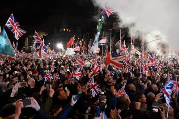 بريطانيون يحتفلون على وقع التصفيق والنشيد الوطني بالخروج من الاتحاد الأوروبي