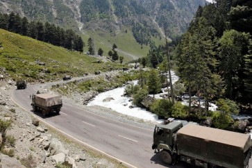 عربات تابعة للجيش الهندي في منطقة حدودية مع الصين