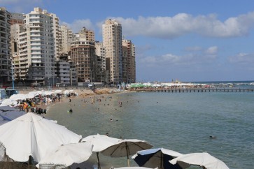 شاطئ في مدينة الإسكندرية المصرية.