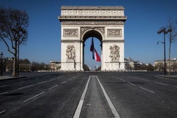 قوس النصر في باريس وشوارع خالية من الناس بسبب انتشار فيروس كورونا