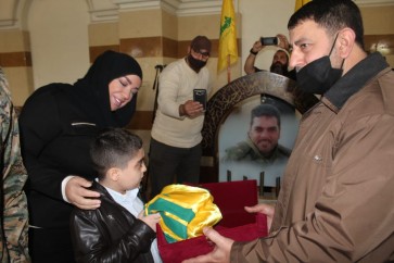 مسؤول قطاع الجبل في حزب الله الحاج بلال داغر يقدم درع تكريمي لعائلة الشهيد