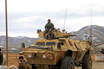 آلية وعناصر للجيش الأفغاني (رويترز