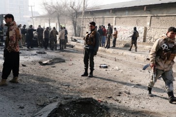 ضباط من الشرطة الأفغانية يراقبون موقع انفجار قنبلة في كابول، أفغانستان، 10 يناير 2021.
