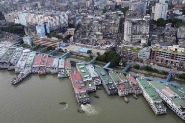 عبارات في ميناء عاصمة بنغلاديش دكا