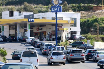Vehicles queue for fuel at a gas station in the village of Msayleh, Lebanon March 16, 2021. REUTERS/Aziz Taher