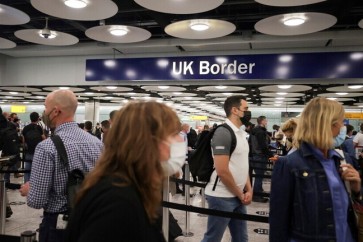 وزير الصحة البريطاني ينتقد تكلفة اختبار كوفيد للمسافرين