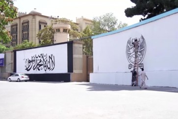 علم طالبان على جدران السفارة الأميركية في كابل