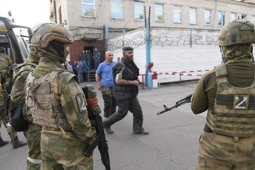 وصول أسرى حرب أوكرانيين إلى مركز الاعتقال في يلينوفكا بدونيتسك