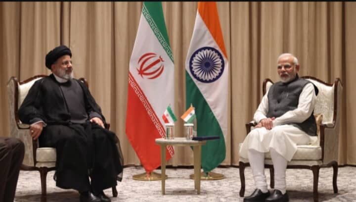 الرئيس الايراني خلال لقائه رئيس الوزراء الهندي