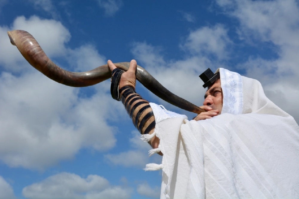 النفخ في البوق