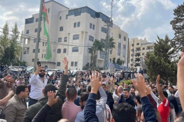 مظاهرات منددة بقرار محمود عباس بحل نقابة الاطباء الفلسطينيين في الضفة